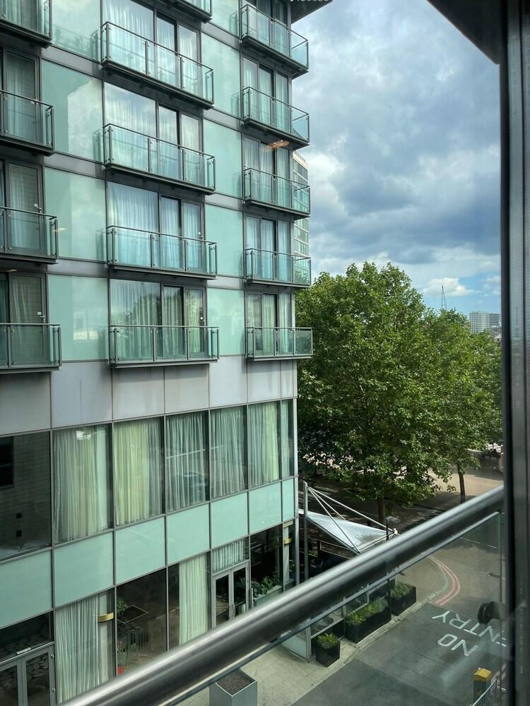 Modern Luxury 2-Bedroom Flat in London Excel