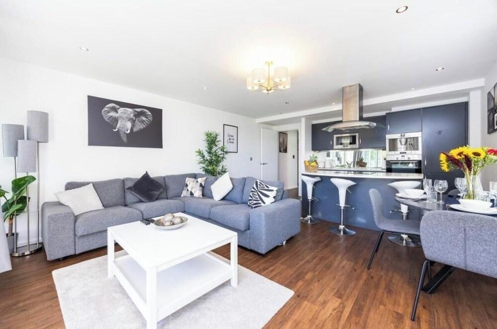 Modern Luxury 2-Bedroom Flat in London Excel - Tap to explore photos
