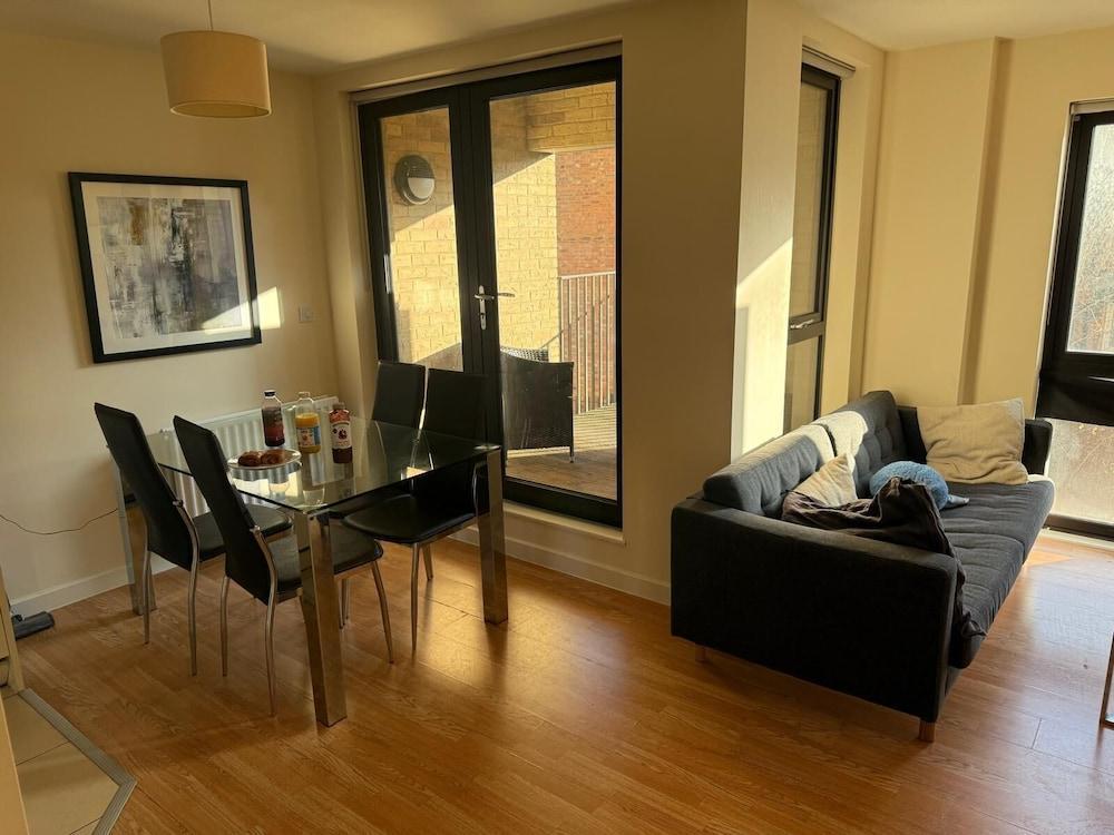 Modern 1-Bed Flat with Balcony | Willesden Green - Tap to explore photos