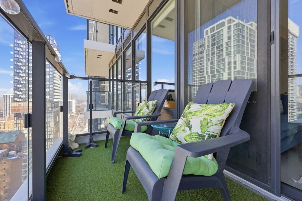 Modern Downtown Toronto Condo with Balcony Near Eaton Centre