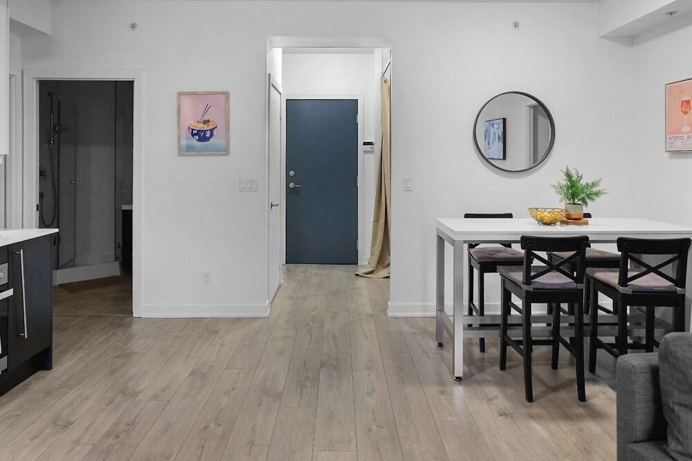 Modern 2 bed, 2 bath condo in downtown Toronto - Tap to explore photos