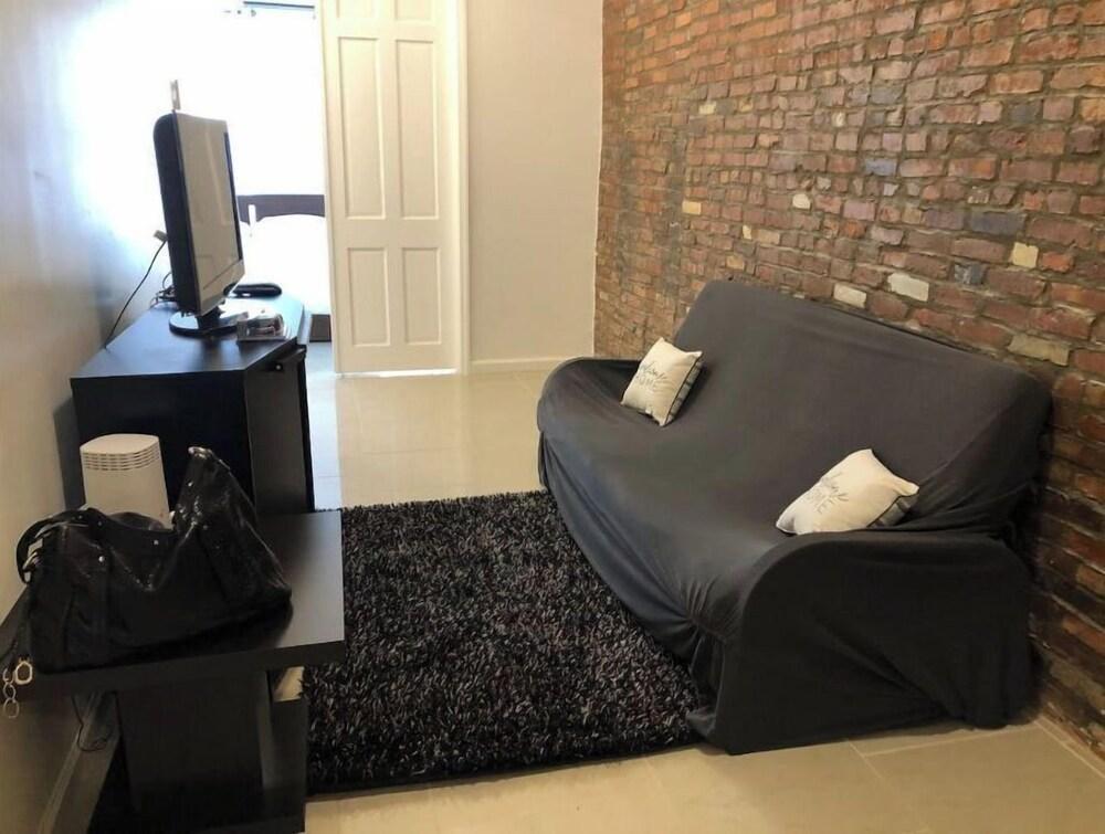 Modern Two-Bedroom Apt close to Manhattan! Bingo - Tap to explore photos