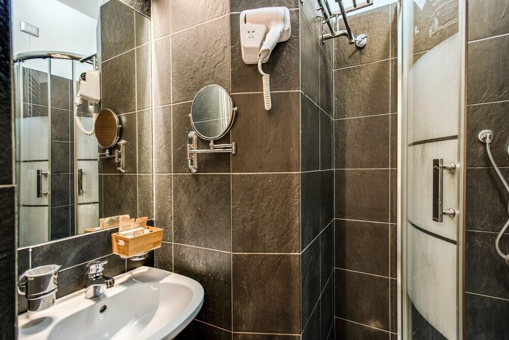 Double room with private bathroom inside (Esquilino district)