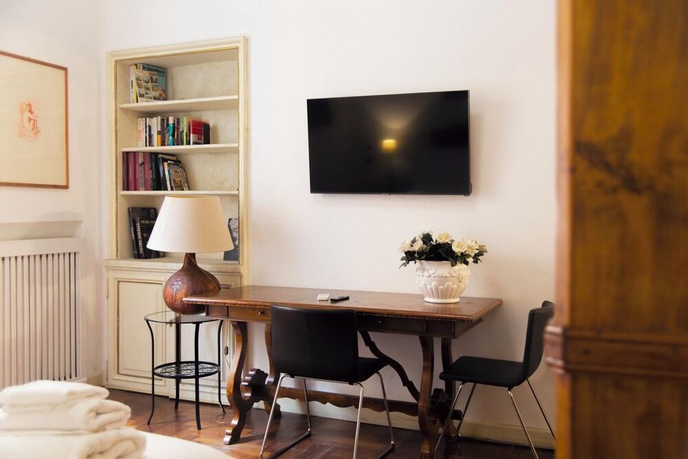 One-room apartment Via Silla - Vatican - Tap to explore photos