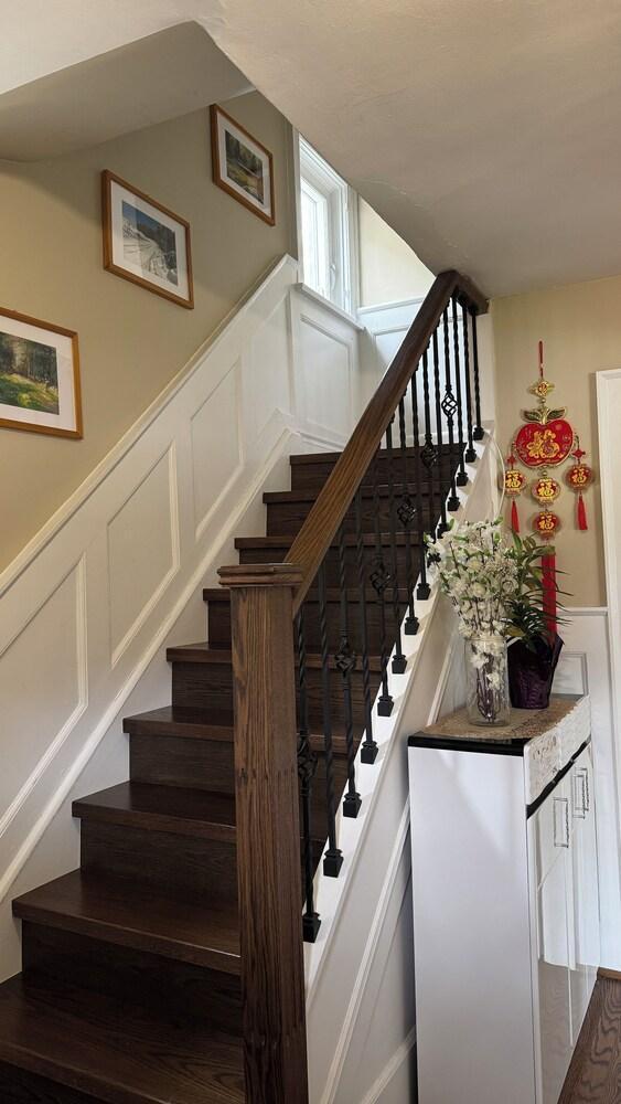 Queen-size bed room in midtown Toronto - Tap to explore photos