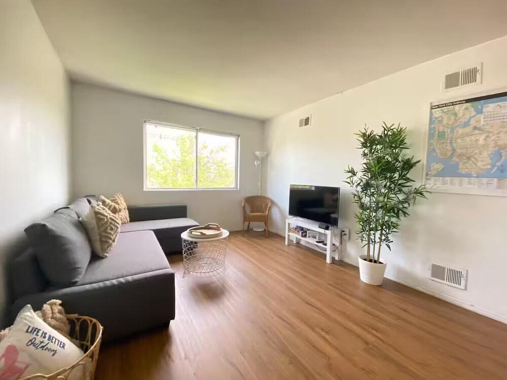 Private BR, BA,KIT&LR Near Beach/JFK/UBS/Subway - Tap to explore photos