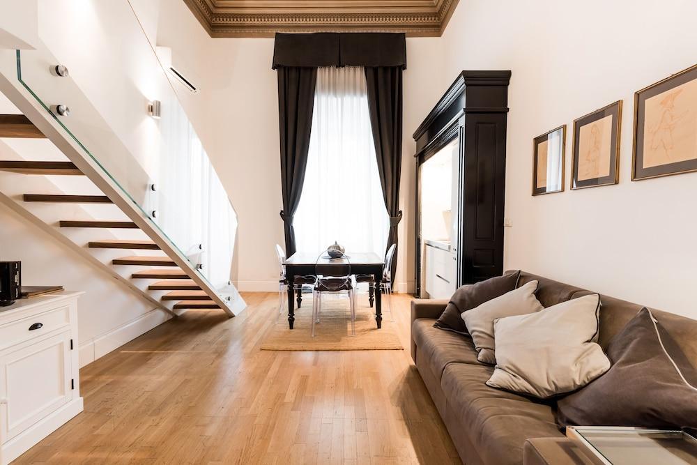 Elegant, High Ceiling, Central, at walking distance from everything