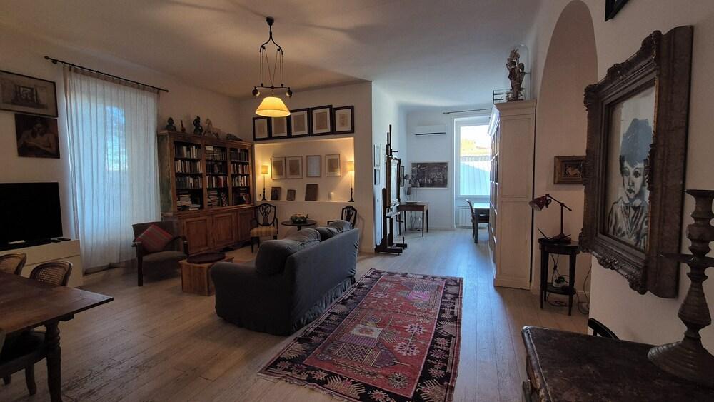 Painter's House - the muse apartment - Tap to explore photos