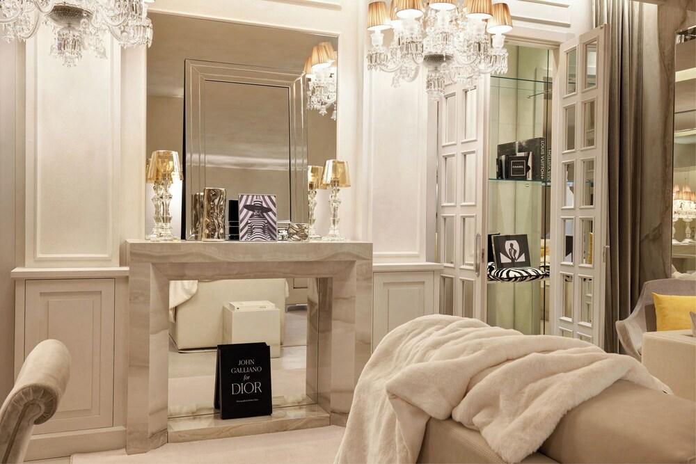 Luxurious 3 Bedroom Apartment near Pantheon - Tap to explore photos