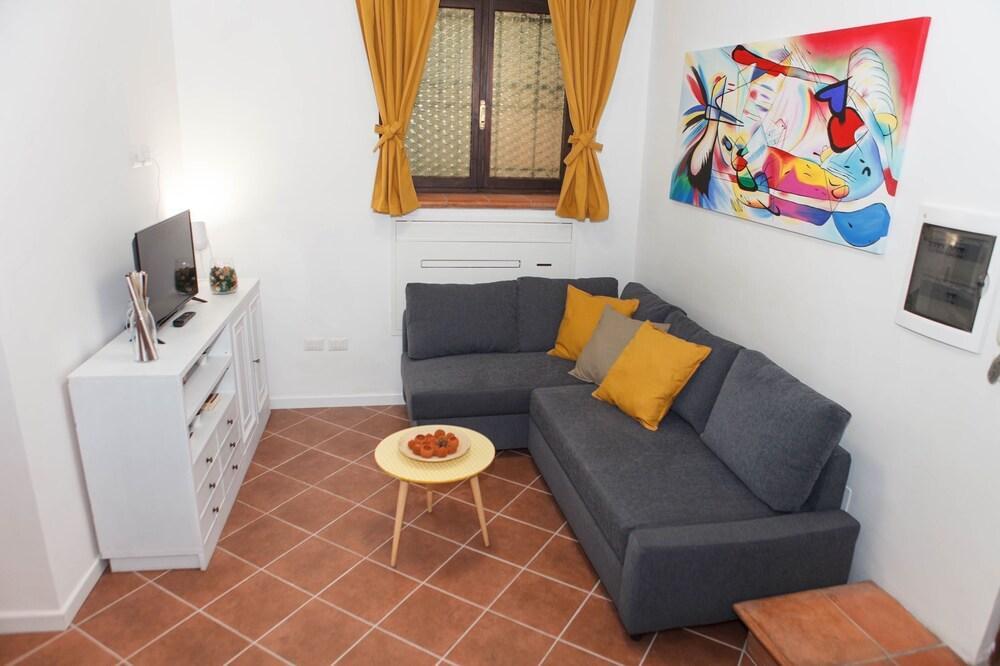 Domina Trastevere Apartment - Tap to explore photos