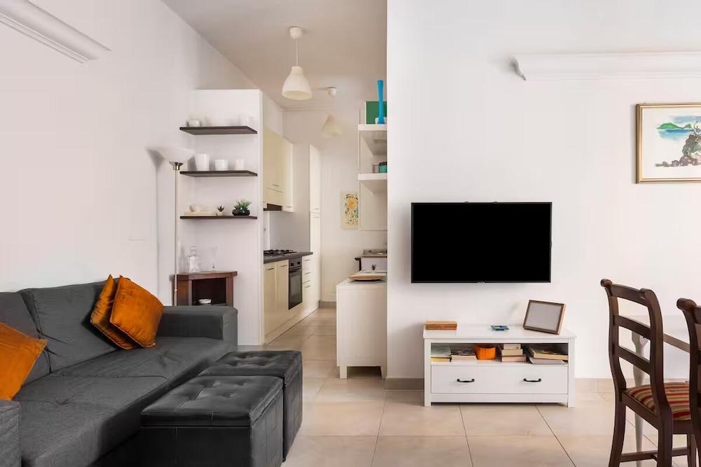 Casa Giova: brightful apartment near Gianicolo - Tap to explore photos