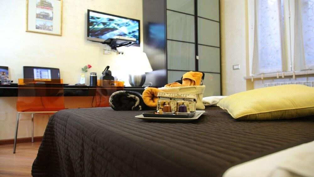 Gold Room Bed and Breakfast Rome - Tap to explore photos