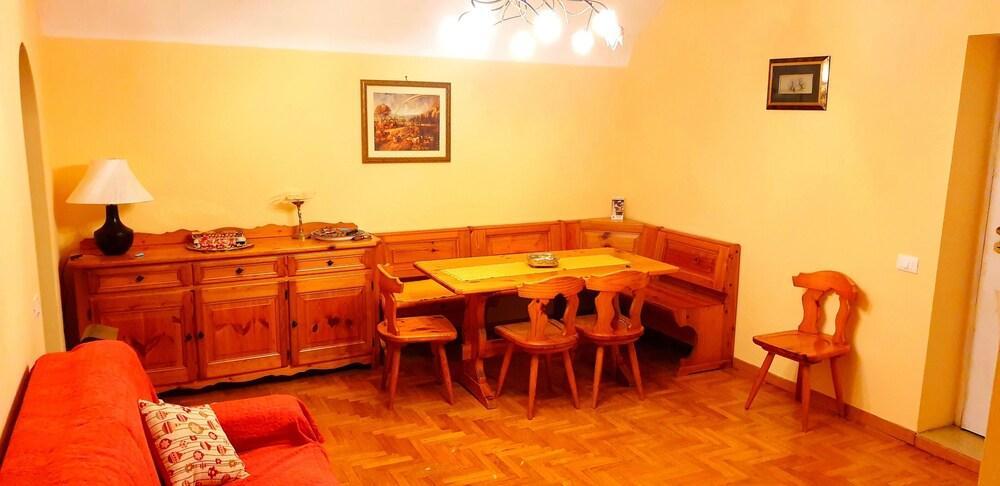 Roman Holidays Colosseum Apartment - Tap to explore photos