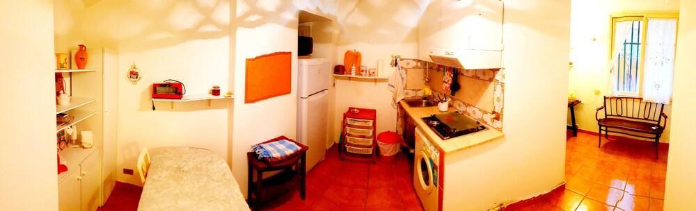 Roman Holidays Colosseum Apartment - Tap to explore photos