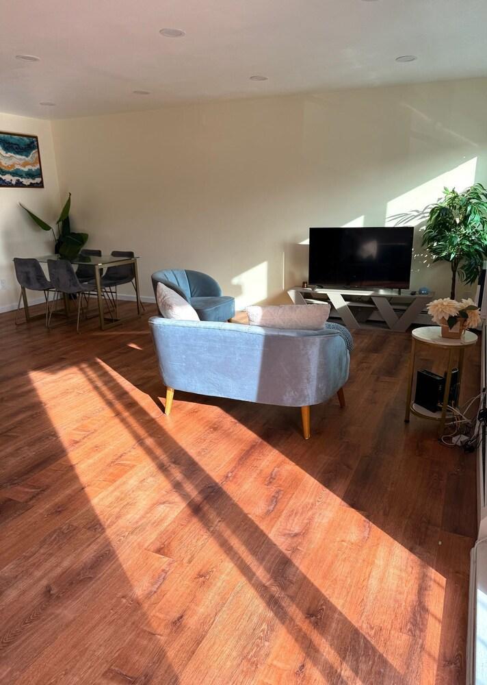 Astoria Gem: Comfort & Style - Tap to explore photos