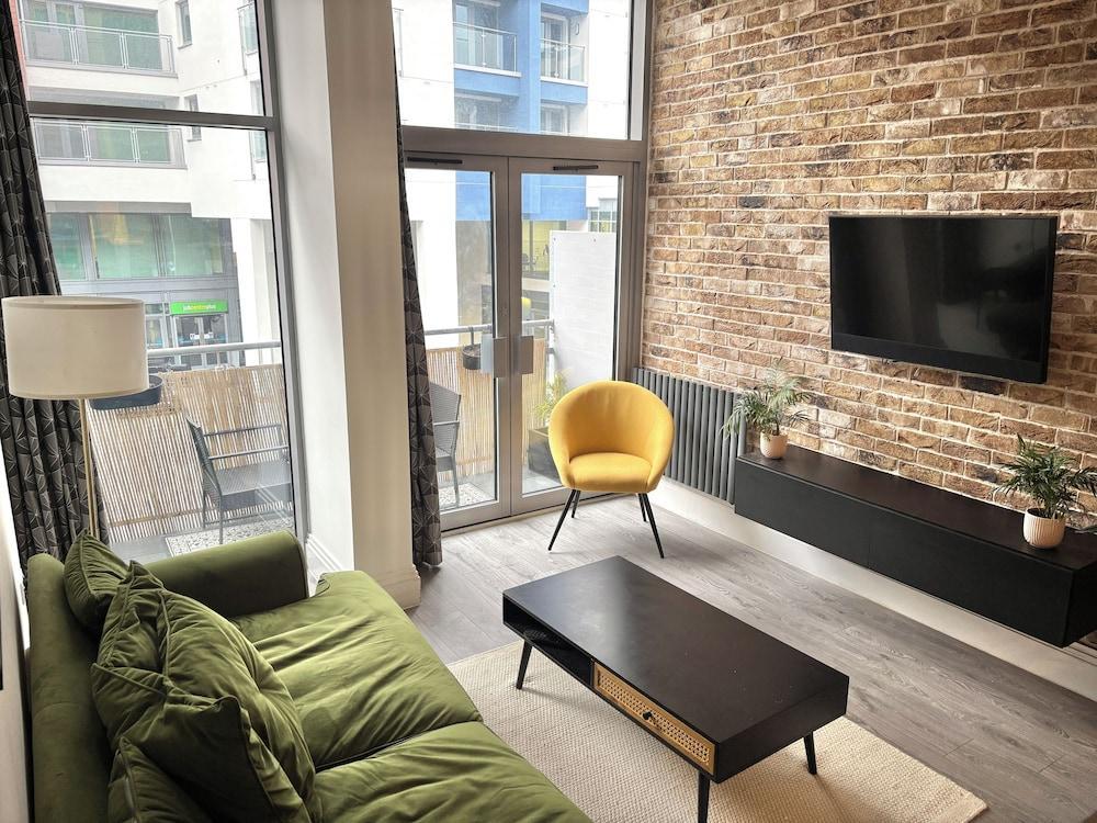 Spacious NY Style Loft in Wandsworth - Tap to explore photos