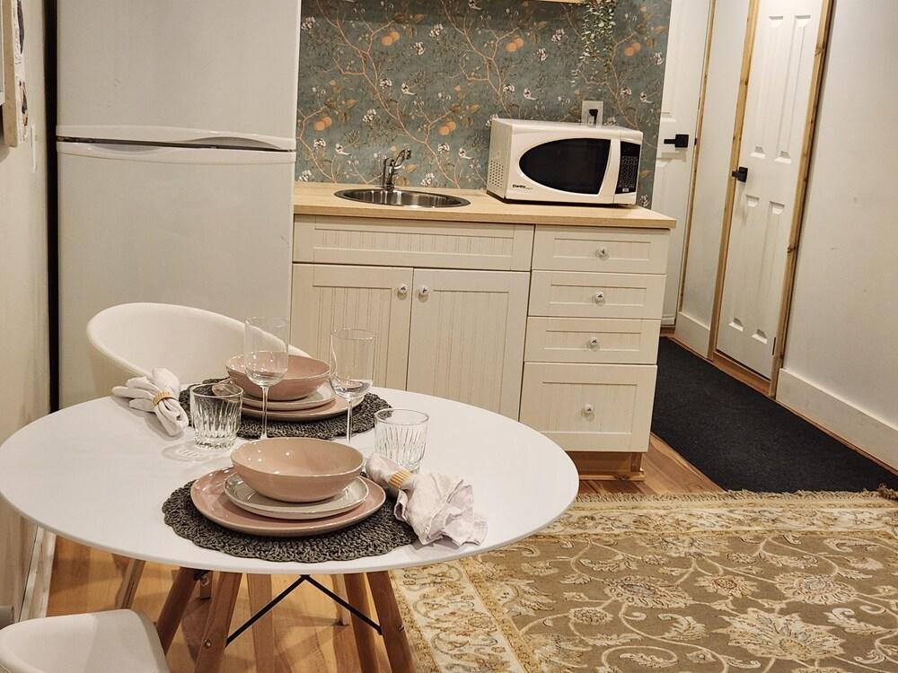 Entire private studio, ensuite bath & free parking