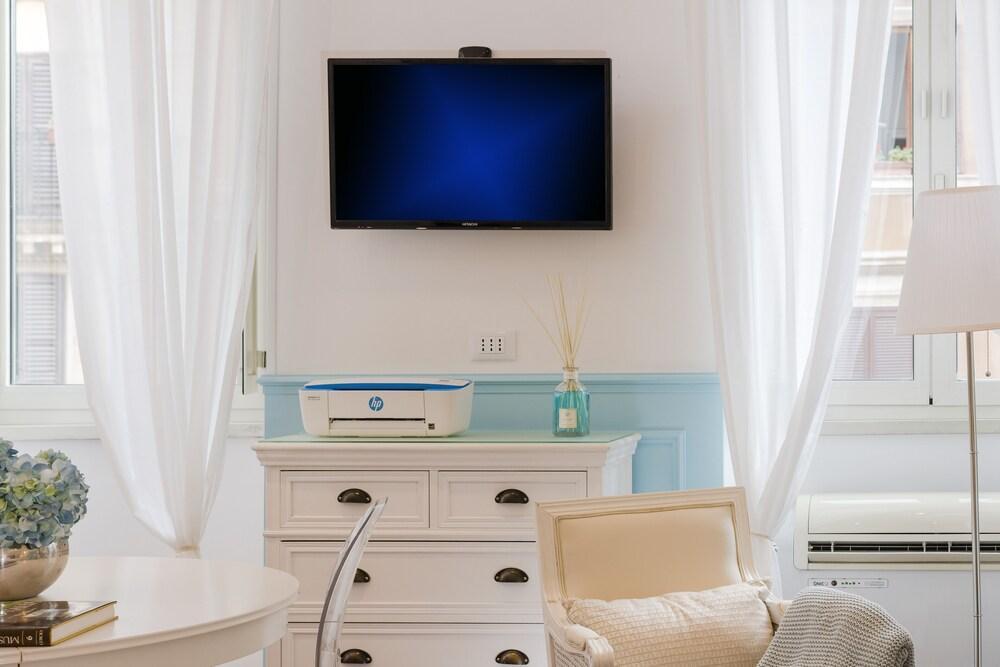 New Opening! Romantic flat near Spanish Steps - Tap to explore photos