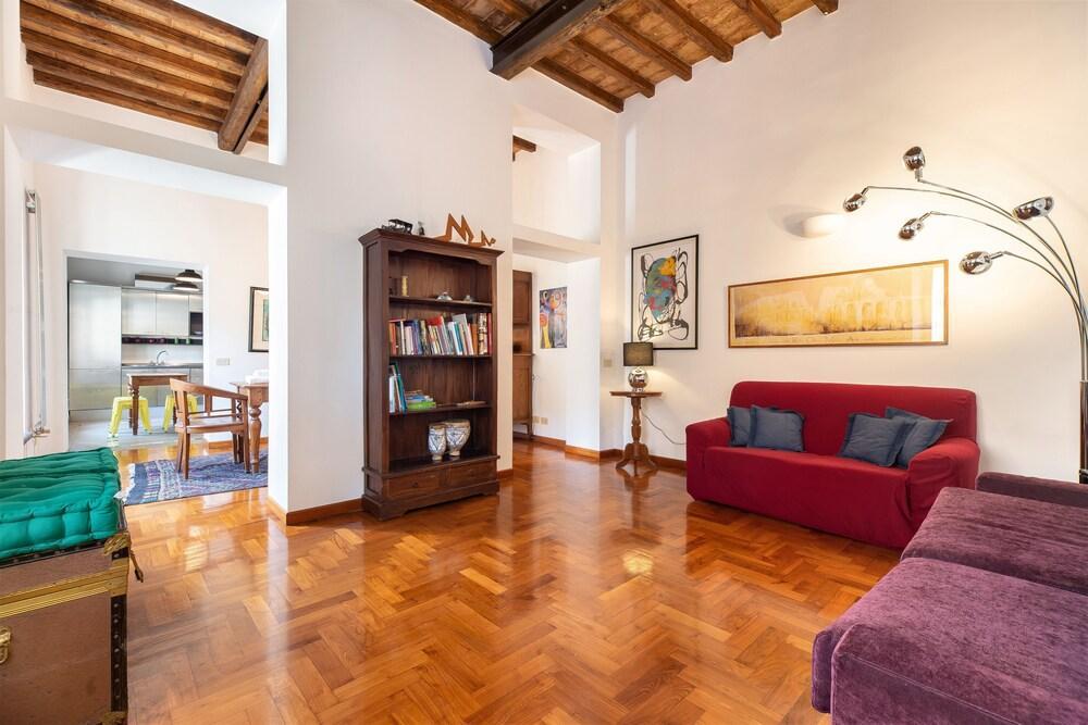 Apartment via del Teatro Pace - Tap to explore photos