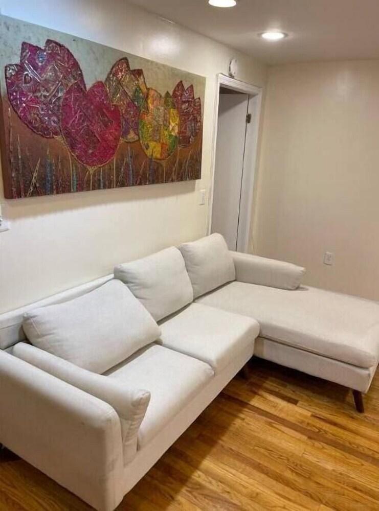 Chic Garden Apt.- Brooklyn Oasis - Tap to explore photos