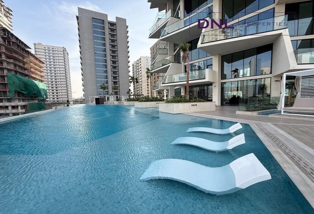 Binghatti Royale • Chic 1BR Retreat w/ Balcony - Tap to explore photos
