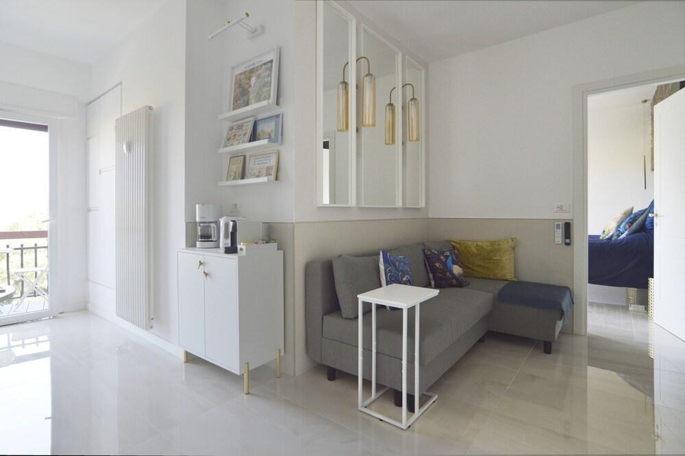 TraStella: Classy Rome Stay close to Trastevere St, - Tap to explore photos
