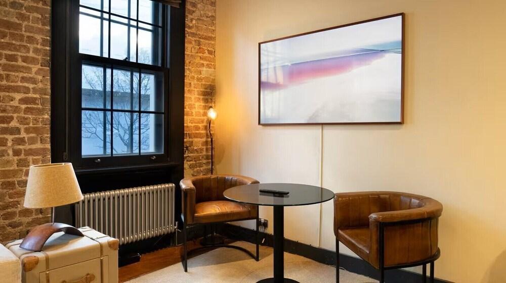 Chic Farringdon Apartment Central London - Tap to explore photos