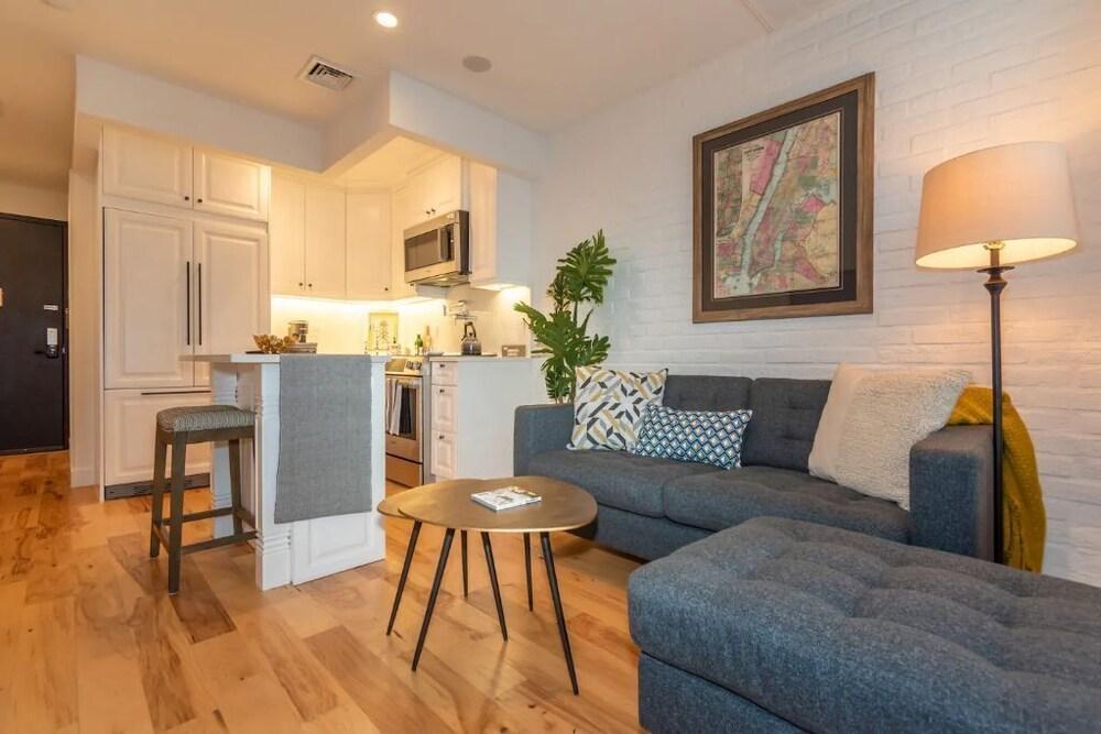 Modern and cozy stay in Bedstuy-Brooklyn - Tap to explore photos