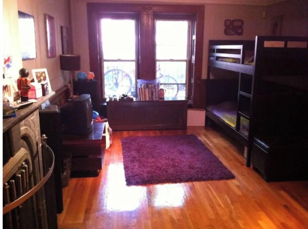 Modern Brownstone, Steps to Subway