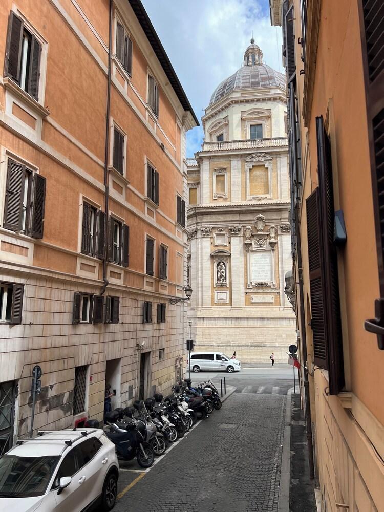 PAOLINA HOME IN ROME