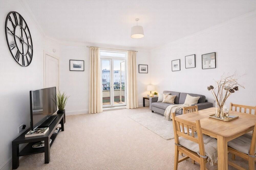 Bright & Cozy Hammersmith Flat with Terrace - Tap to explore photos