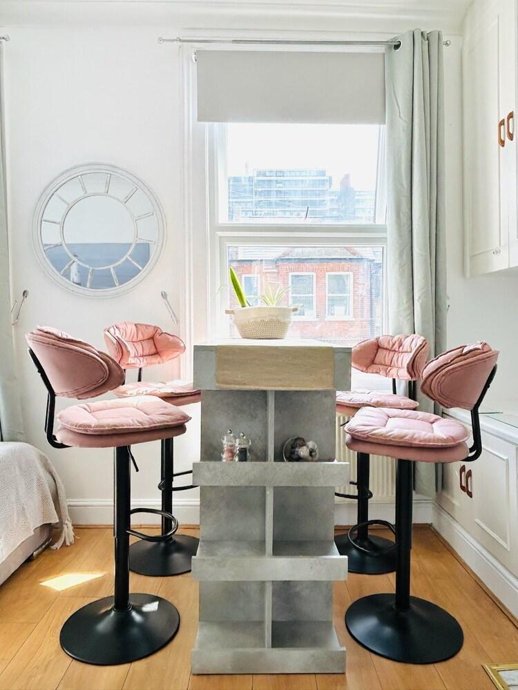The Hammersmith River studio- central, cosy and well designed - Tap to explore photos