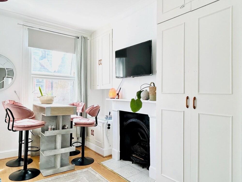 The Hammersmith River studio- central, cosy and well designed