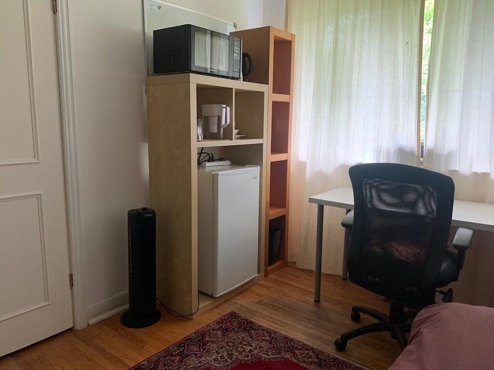 Quiet room in quiet neighbourhood - Tap to explore photos