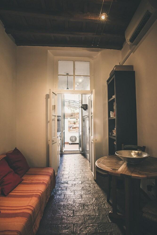 A Trastevere, nel cuore di Roma - Tap to explore photos