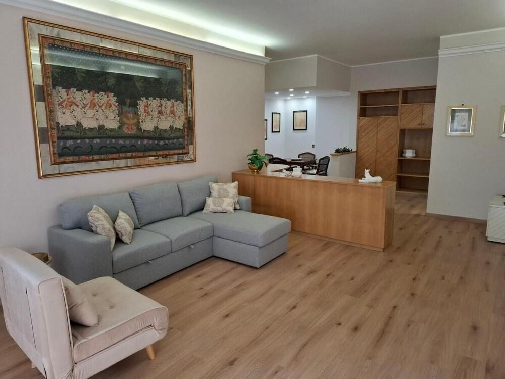 Spacious Trastevere-Eliseven apartment - Tap to explore photos