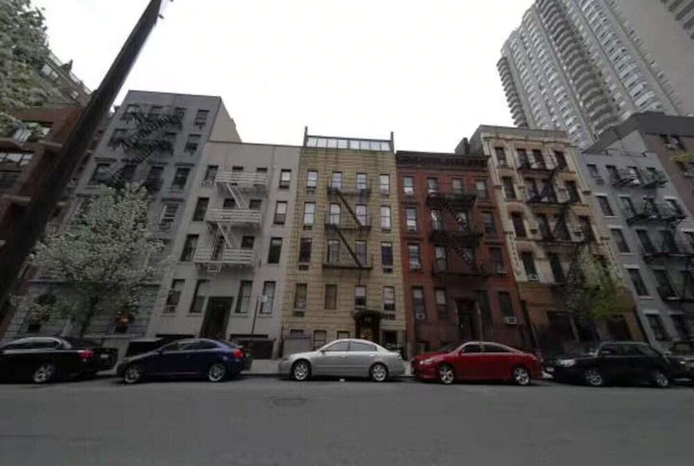 UPPER EAST SIDE STUDIO NEAR CENTRAL PARK.