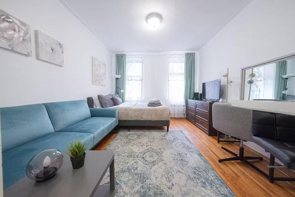 UPPER EAST SIDE STUDIO NEAR CENTRAL PARK. - Tap to explore photos