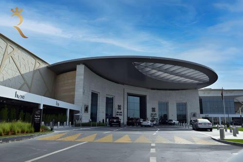 Luxe 2BR Yas Island - Chic Urban Retreat