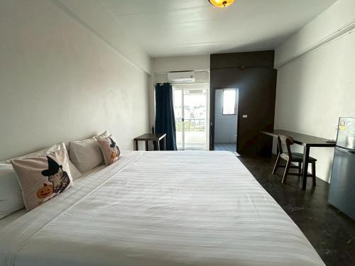 Comfy Hotels Share Bathroom คอมฟี่ โฮเทล ห้องน้ำรวม - Tap to explore photos