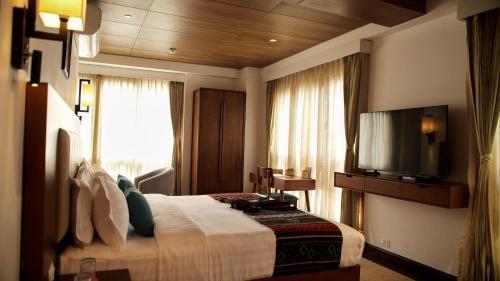 The 33rd Executive Suites - Tap to explore photos