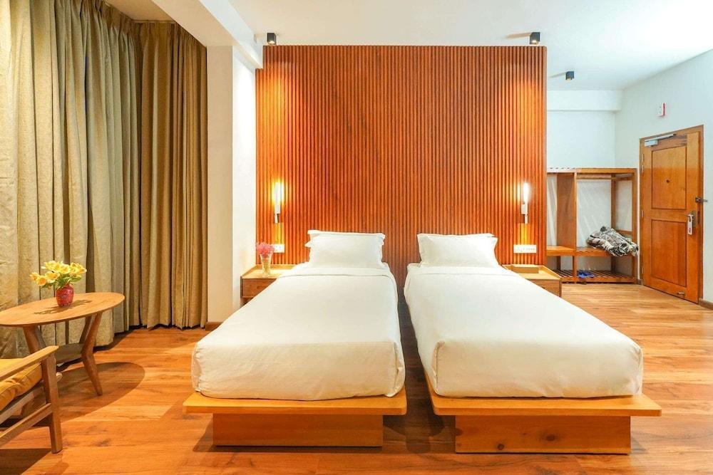 Overland Hotel Room Type - Deluxe Double Room, Balcony