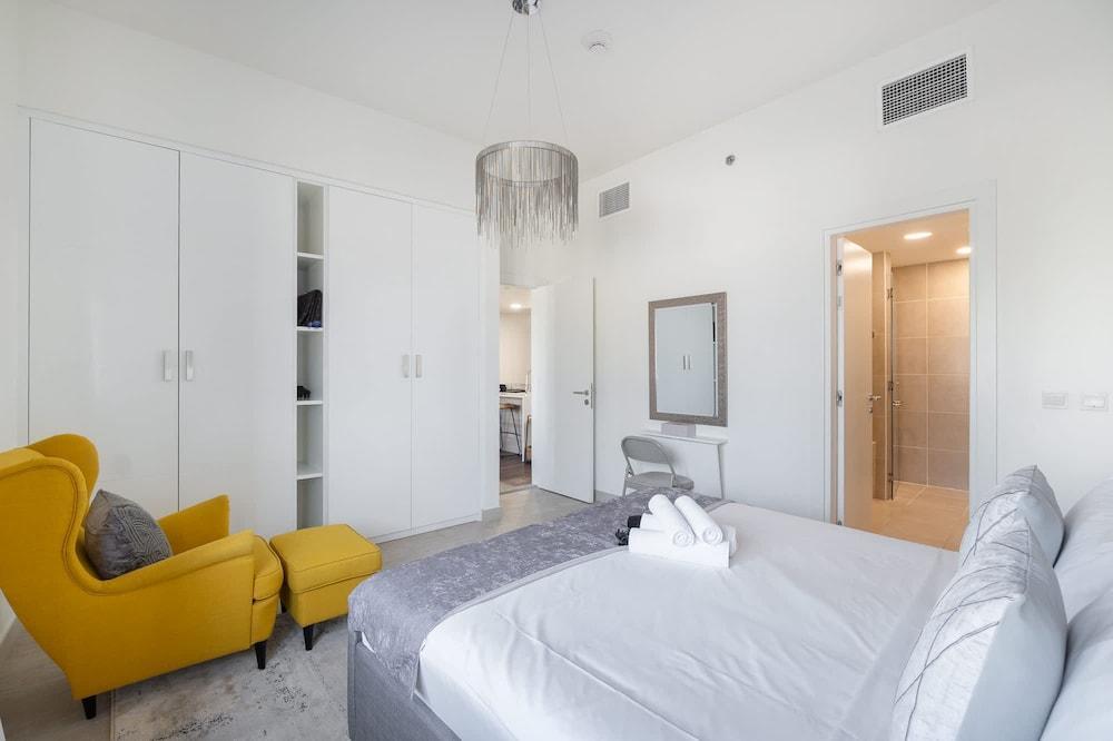 Jumeirah Golf Estates Sleeps 2 With Balcony Views - Tap to explore photos