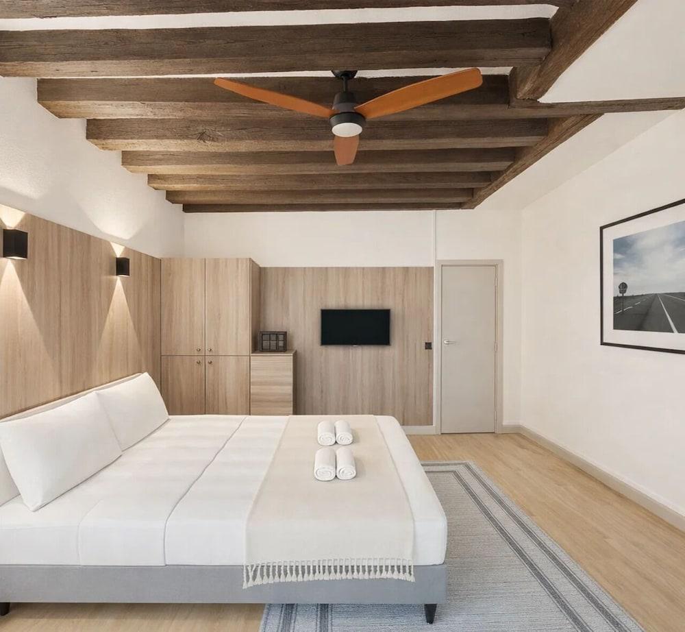 5498 Au Maire Room Type - Standard Studio