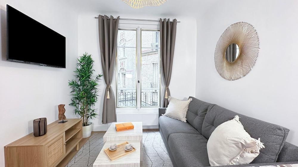 1545 Croix-Nivert Room Type - Apartment, Courtyard View