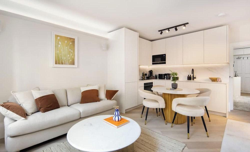 5 Mins Walk to Selfridges Mayfair Getaway