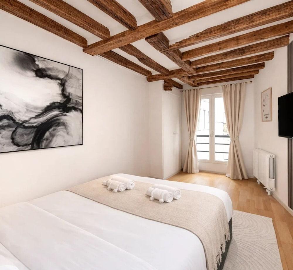 1619 Colombier Room Type - Studio, Courtyard View