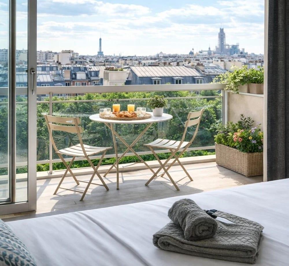 825 Jemmapes Room Type - Deluxe Studio, City View