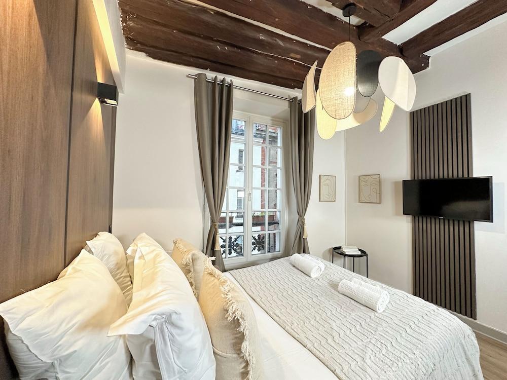 1544 Dauphine - Tap to explore photos