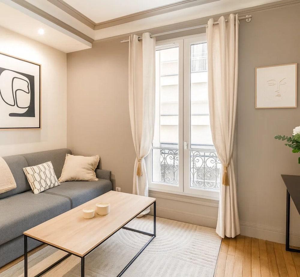 1594 Groult Room Type - Superior Apartment, City View